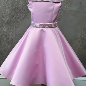 Vestido de desfile rosa Vestido con perlas Vestido de satén para niñas Traje de desfile para niñas Vestido único personalizado Vestido de cóctel Vestido de entrevista para niñas