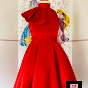 Robe rouge d'interview Robe de reconstitution historique avec ceinture Robe duveteuse en satin pour filles Tenue de reconstitution historique pour filles rouge reconstitution historique personnalisée Robe de cocktail à volants