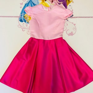Robe de reconstitution historique violette Robe à volants Robe en satin pour filles Tenue de reconstitution historique pour filles lavande Robe de reconstitution historique personnalisée Robe de fille de cocktail Interview