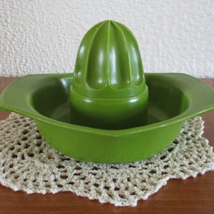 Vintage Nevco plastic fruit juicer, hand held fruit reamer, retro kitchen gadgets