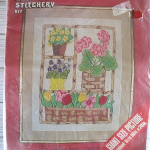 Kit Broderie Crewel Vogart 645B Vase Floral Sur Chaise 16x20 Pouces USA Années 70