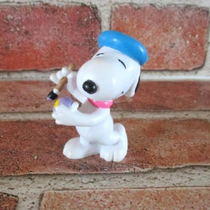 Vintage Snoopy small plastic figurine, Snoopy painting easter egg, United Features Syndicate