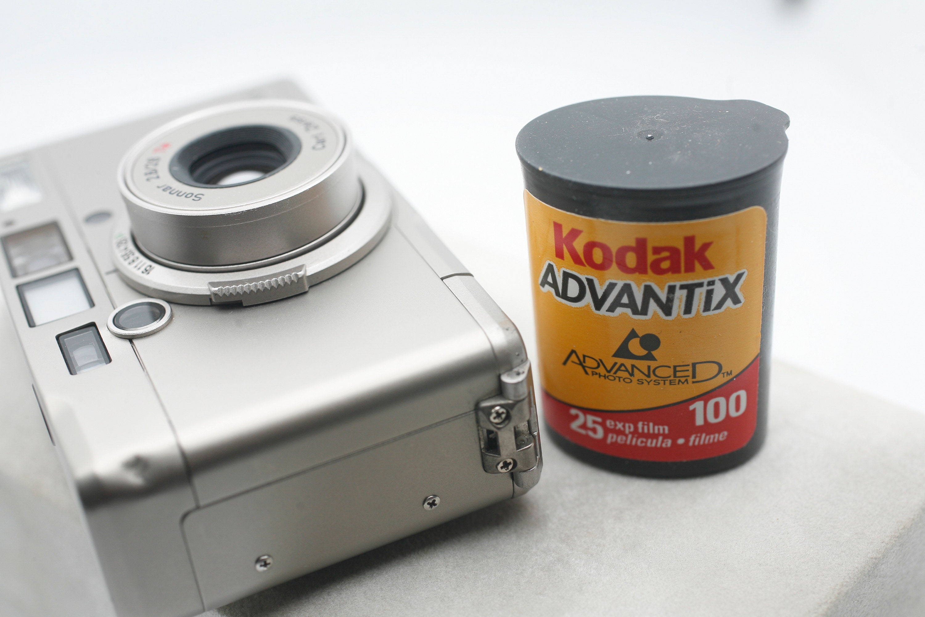 CONTAX T iｘ /Carl Zeiss Sonnar 28mm F2.8 Contax Tix Carl Zeiss 28mm f/2.8 Point＆Shoot APS Film Camera With