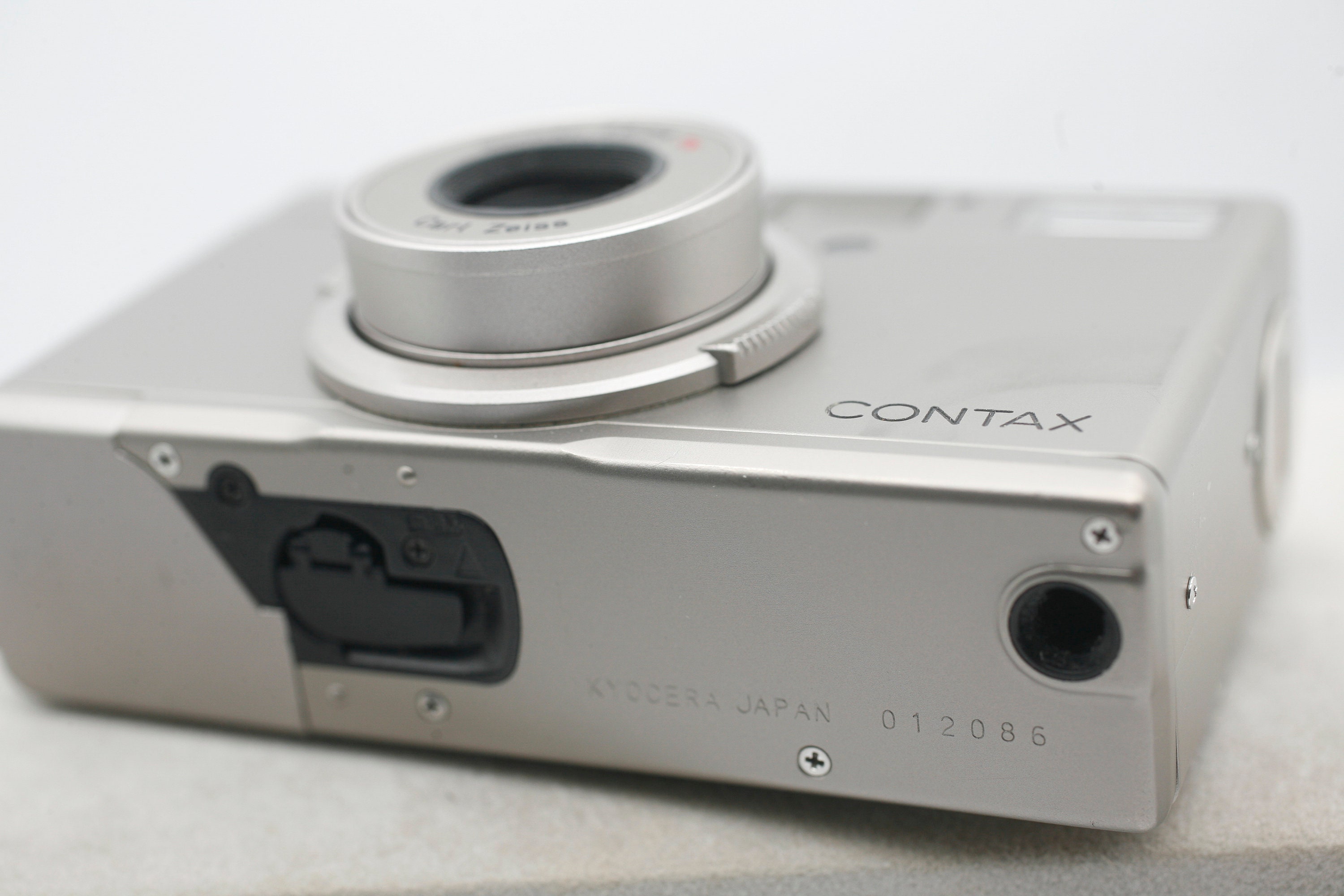 シャケCONTAX Tix Carl Zeiss Sonnar 28mm Contax T IX APS Point & Shoot Film Camera - Silver for sale