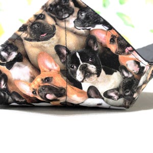 Peut inclure: Un bol en tissu noir avec un motif de bouledogues français dans différentes poses. Le bol est plié et a une doublure en tissu noir.