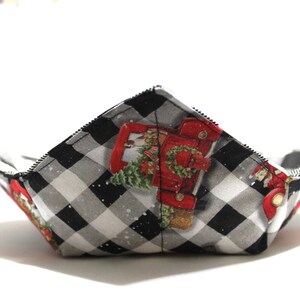 Peut inclure: Un bol en tissu avec un motif à carreaux noir et blanc. Le bol présente un motif de boîte aux lettres rouge avec un sapin de Noël et une couronne. Le bol est conçu pour contenir des aliments.