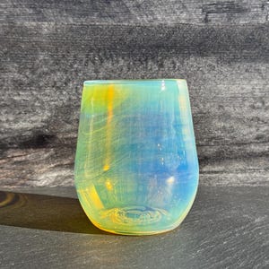 Copa de vino iridiscente soplada a mano: vidrio de borosilicato, regalo para entusiastas.