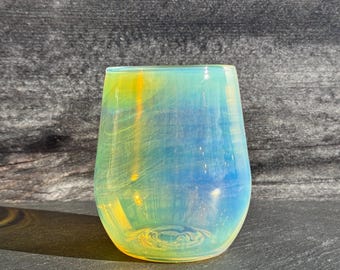 Copa de vino iridiscente soplada a mano: vidrio de borosilicato, regalo para entusiastas.