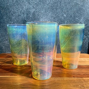 Custom pint glass color changing drinkware handblown borosilicate glass premium iridescent barware for parties gift for beer enthusiasts