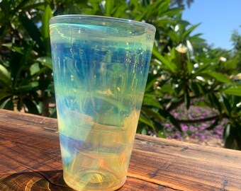 Custom pint glass color changing drinkware handblown borosilicate glass premium iridescent barware for parties gift for beer enthusiasts