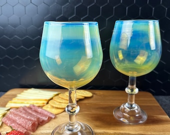 Copa de vino iridiscente soplada a mano: Cristal de borosilicato que cambia de color