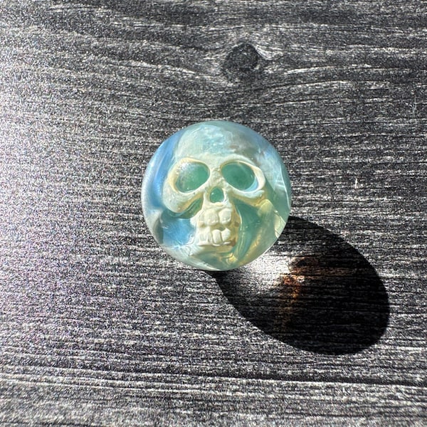 Cárdigan con calavera holográfica: Arte en vidrio borosilicato ahumado hecho a mano