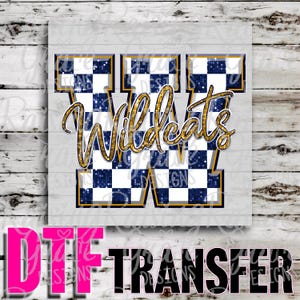 Peut inclure: Un transfert DTF carré présentant une grande lettre W avec un motif à carreaux bleu marine et blanc. Le mot Wildcats est écrit dans une police cursive à paillettes dorées au centre de la lettre. Le design a un contour doré et blanc.