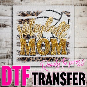 Może przedstawiać: Projekt transferu DTF z siatkówką i napisem "Volleyball MOM" złotymi, brokatowymi literami. Projekt zawiera tło w panterkę i tekst "Ready To press".