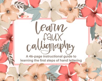 Puede incluir: Una guía instructiva de 46 páginas para aprender los primeros pasos de la caligrafía a mano. La portada presenta el texto "Learn faux calligraphy" en fuente de letra cursiva marrón sobre un fondo blanco con un borde rosa. El fondo está decorado con flores de acuarela en tonos de rosa, melocotón y crema.