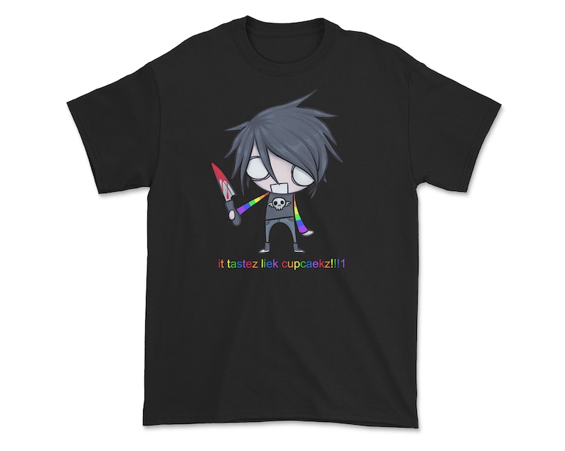 K&ouml;nnte beinhalten: Schwarzes T-Shirt mit einer Cartoon-Illustration einer Person, die ein Messer h&auml;lt und einen regenbogenfarbenen Schal tr&auml;gt. Der Text "it tastez liek cupcaekz!!!" ist unter der Illustration gedruckt.