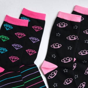 Scenecore Socks | emo akcesoria y2k mall goth wczesne lata 2000 mcbling czarny różowy tęczowy neon scena diamentowe mosiężne kastety alt moda punk