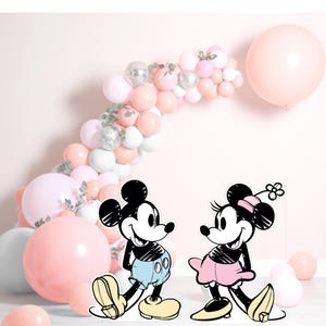 Puede incluir: Una ilustraci&oacute;n de dibujos animados de Mickey y Minnie Mouse, en blanco y negro, mir&aacute;ndose. Un arco de globos en tonos rosa y blanco, y varios globos rosas en el fondo. La escena est&aacute; ambientada contra una pared rosa claro.