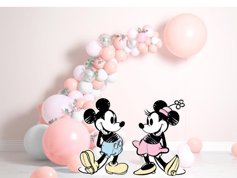 Puede incluir: Una ilustraci&oacute;n de dibujos animados de Mickey y Minnie Mouse, en blanco y negro, mir&aacute;ndose. Un arco de globos en tonos rosa y blanco, y varios globos rosas en el fondo. La escena est&aacute; ambientada contra una pared rosa claro.