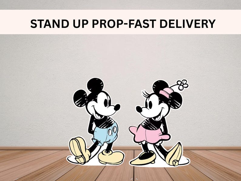 Puede incluir: Cartel de Mickey Mouse y Minnie Mouse. Mickey lleva pantalones cortos azules y zapatos amarillos. Minnie lleva una falda rosa y zapatos amarillos. El texto "STAND UP PROP-FAST DELIVERY" est&aacute; en la parte superior.