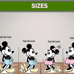 Puede incluir: Recortes de cart&oacute;n de Mickey y Minnie Mouse. Dos recortes de Mickey miden 86 cm de alto, y uno mide 61 cm. Dos recortes de Minnie miden 61 y 86 cm. La palabra "SIZES" est&aacute; en la parte superior.