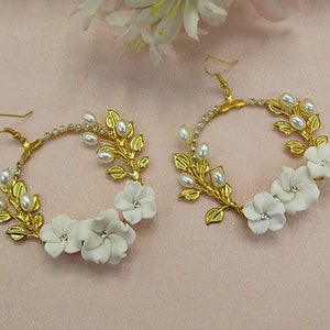 Wedding earrings, Floral earrings, White flower earrings, Gold earrings, Bridal earrings, Statement earrings, Ceramic bridal earrings