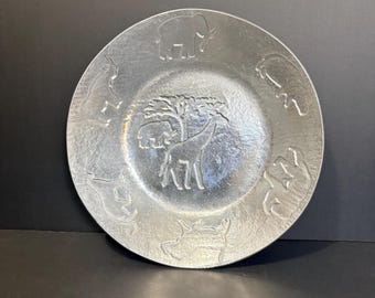 Piatto da portata decorativo in peltro lucido di Holland Boone con animali in rilievo - fauna selvatica africana