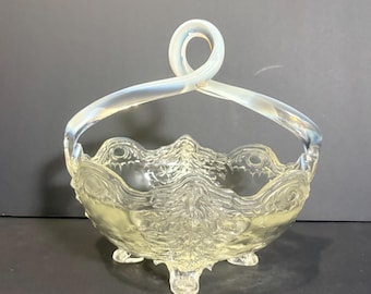 Cesta de cristal antigua Jefferson Glass con el patrón "Old Man Winter" y asa opalescente en forma de bucle.