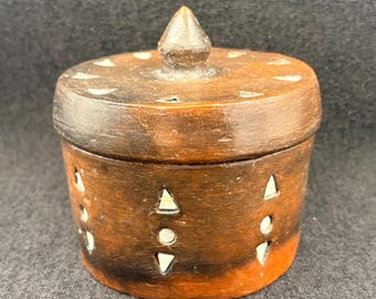 Pote de cerâmica Sasak Lombok artesanal com tampa e decoração geométrica embutida.