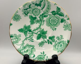 Pires de café expresso vitoriano antigo em porcelana fina Mandarin, com estampa floral verde e detalhes em dourado.
