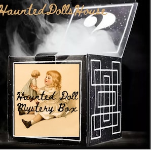 Könnte beinhalten: Eine schwarz-weiße Box mit dem Text "Haunted Doll Mystery Box" und einem Vintage-Bild einer Puppe und eines Kindes. Die Box ist geöffnet, mit Rauch oder Nebel, der herauskommt. Die Oberseite der Box hat eine weiße Zahl 2.