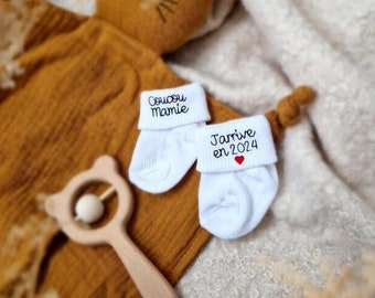 Babysocken. Schwangerschaftsankündigung. Geschenkidee, um eine Überraschung anzukündigen. Zukünftige Großeltern, Patin, Pate. Personalisiert. Frankreich