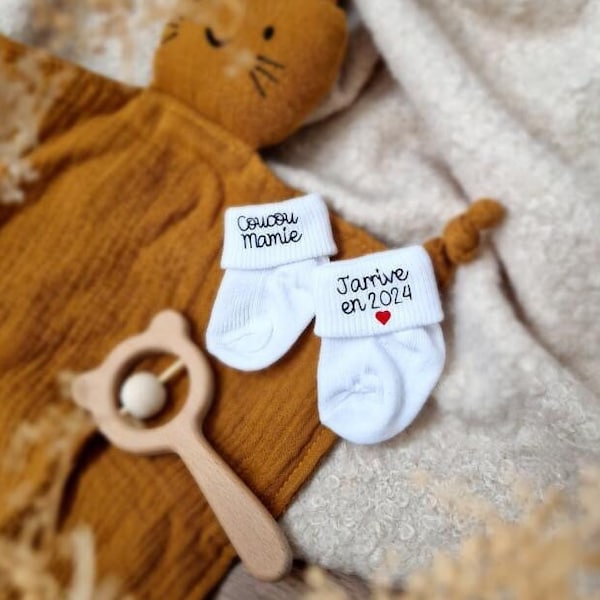 Chaussettes bébé. Annonce grossesse. Idée cadeau pour annoncer une surprise. Futur grand parents, marraine, parrain. Personnalisé. France