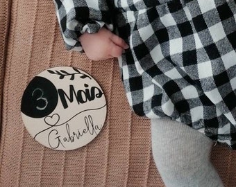 Tarjeta de hito de bebé de madera. Idea de regalo personalizada con el nombre del niño. Tarjeta de bienvenida para bebé.