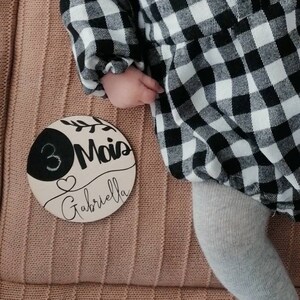 Houten babymijlpaalkaart. Gepersonaliseerde cadeau-idee voor de voornaam van het kind. Welkom babykaart.