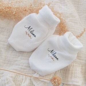 Newborn slippers. Small baby socks. Personalized gift idea. Baby slippers. Birth gift. New born. Customizable.