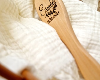 May include: A wooden spoon with the name "Esmeé" and the date "13/05/2024" engraved on it.