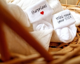 Baby socks. Pregnancy announcement. Gift idea to announce a surprise. Future grandparents, godmother, godfather. Personalized. France