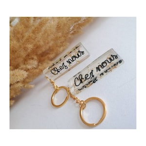 Llavero personalizado de resina epoxi. Nombre en alambre de aluminio. Idea de regalo. Día de la Madre