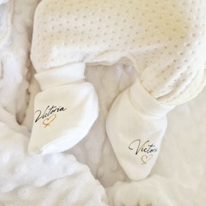 Newborn booties. Little baby socks. Personalized gift idea. Baby booties. Birth gift. Newborn. Customizable.