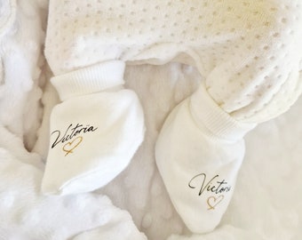 Chaussons naissance.Petites Chaussettes bébé. Idée cadeau personnalisé. Chaussons bébé. Cadeau naissance. Nouveau né. Personnalisable.