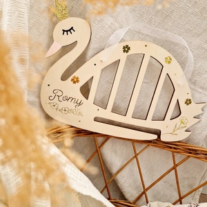 Porte barettes et bandeaux motif cygnes en bois, rangement barette, décoration chambre enfant. Idée cadeau personnalisé. image 1