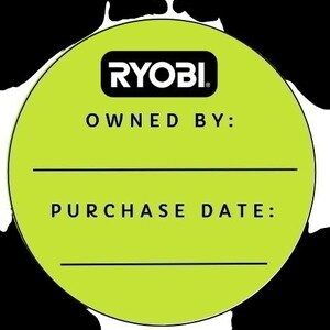 Pu&ograve; includere: Un adesivo rotondo verde lime con il logo RYOBI in un rettangolo nero. Sotto il logo, il testo recita "OWNED BY:" e "PURCHASE DATE:" con linee per la scrittura.