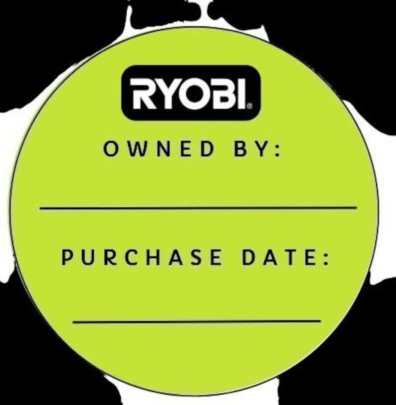 Pu&ograve; includere: Un adesivo rotondo verde lime con il logo RYOBI in un rettangolo nero. Sotto il logo, il testo recita "OWNED BY:" e "PURCHASE DATE:" con linee per la scrittura.