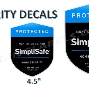 Può includere: Tre adesivi di sicurezza con un design a scudo blu e nero. Gli adesivi presentano il testo "Protetto" e "SimpliSafe" con il testo "Monitorato 24 ore su 24, 7 giorni su 7 da" e "Sicurezza domestica". Gli adesivi sono disponibili in tre dimensioni: 7,6 cm, 11,4 cm e 15,2 cm.