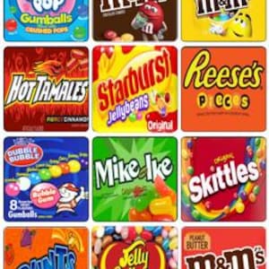 Puede incluir: Una cuadrícula de cajas de caramelos coloridas con marcas populares como M&M's, Skittles y Reese's Pieces. Las cajas muestran varios sabores y nombres de productos, incluyendo Hot Tamales y Jelly Belly. La imagen muestra una variedad de dulces.