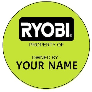 Pu&ograve; includere: Un adesivo rotondo verde lime con il logo Ryobi in un rettangolo nero in alto. Sotto il logo, il testo recita "PROPERTY OF" e "OWNED BY: YOUR NAME" in nero.