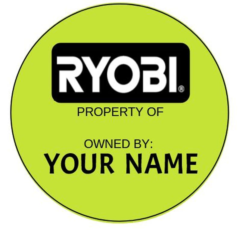 Pu&ograve; includere: Un adesivo rotondo verde lime con il logo Ryobi in un rettangolo nero in alto. Sotto il logo, il testo recita "PROPERTY OF" e "OWNED BY: YOUR NAME" in nero.