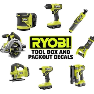 以下が含まれることがあります： ライムグリーンと黒のRyobi電動工具のコレクション。丸ノコ、ドリル、サンダー、ラチェット、レシプロソー、ジグソー、インパクトドライバー、ネイルガンが含まれており、中央に「RYOBI TOOL BOX AND PACKOUT DECALS」というテキストが配置されています。