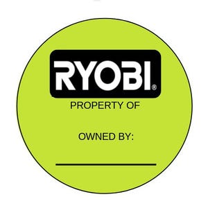 Pu&ograve; includere: Un adesivo rotondo verde lime con il logo RYOBI in lettere bianche su un rettangolo nero. Sotto il logo, il testo recita "PROPERTY OF" e "OWNED BY:" con una linea vuota per la scrittura.